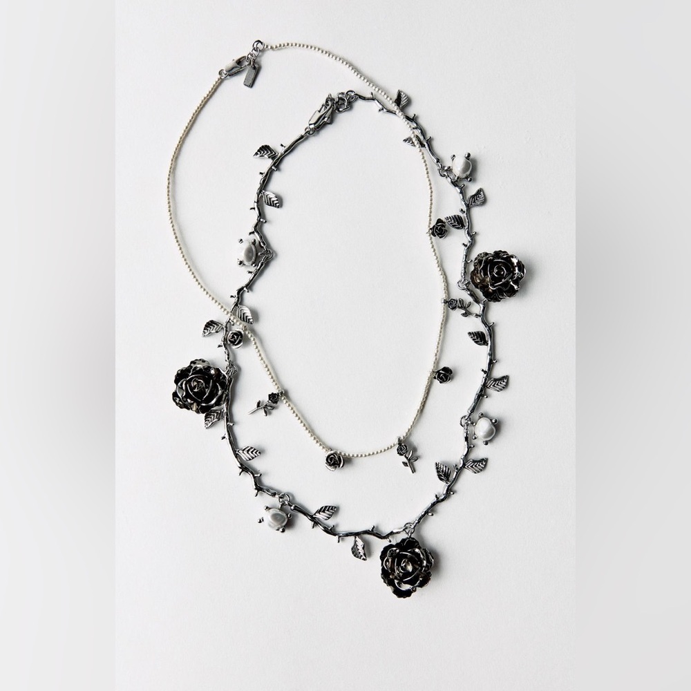 NWT. Zara Set of two Necklace with beads and metal roses. - Picture 4 of 8